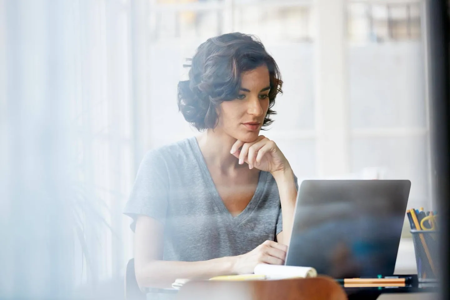Crédito comercial Diners Club: Mujer viendo la pantalla de su laptop